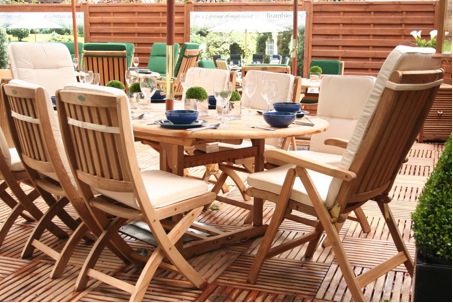 Gartenkunst oder Wege nach Eden: Gartenmöbel pflegen