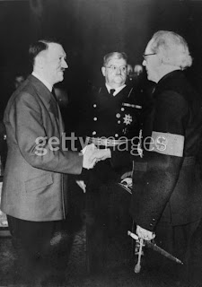 http://1.bp.blogspot.com/-ZyVGz5--noM/UcrKQ9Wf5rI/AAAAAAAAADI/aPeuJR4MlGE/s320/hitler_masonic_handshake_3.jpg