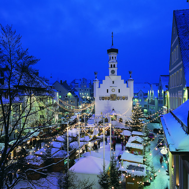 Welcome to the Kempten Christmas Market in the Town Hall Square. Photo: Courtesy of Bayern Tourism. Unauthorized use is prohibited.