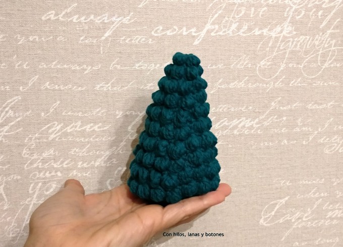 Con hilos, lanas y botones: Árbol de Navidad de ganchillo en punto bobble (patrón gratis)