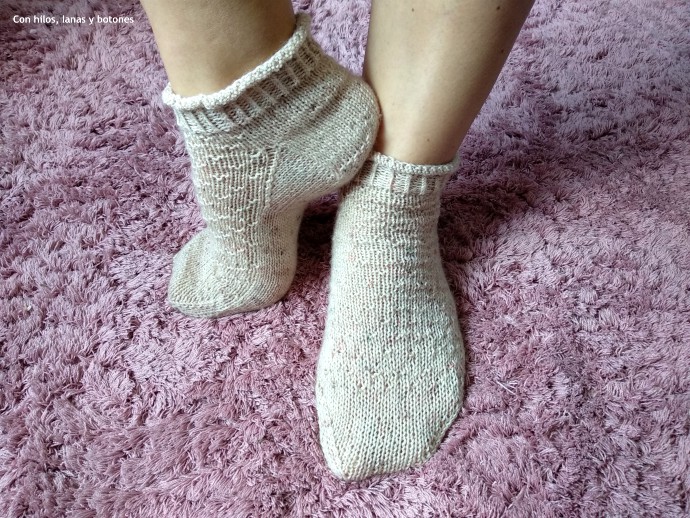 Con hilos, lanas y botones: Glastonbury Socks (patrón de Arantxa Casado, @north.knitter)