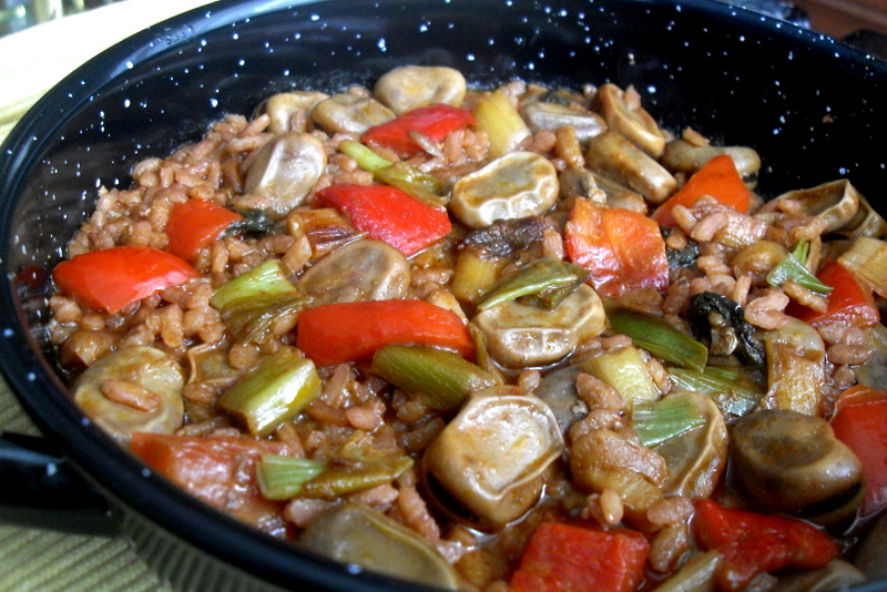 Habas con arroz, sofrito y verduras pochadas cocinadas con caldo vegetal
