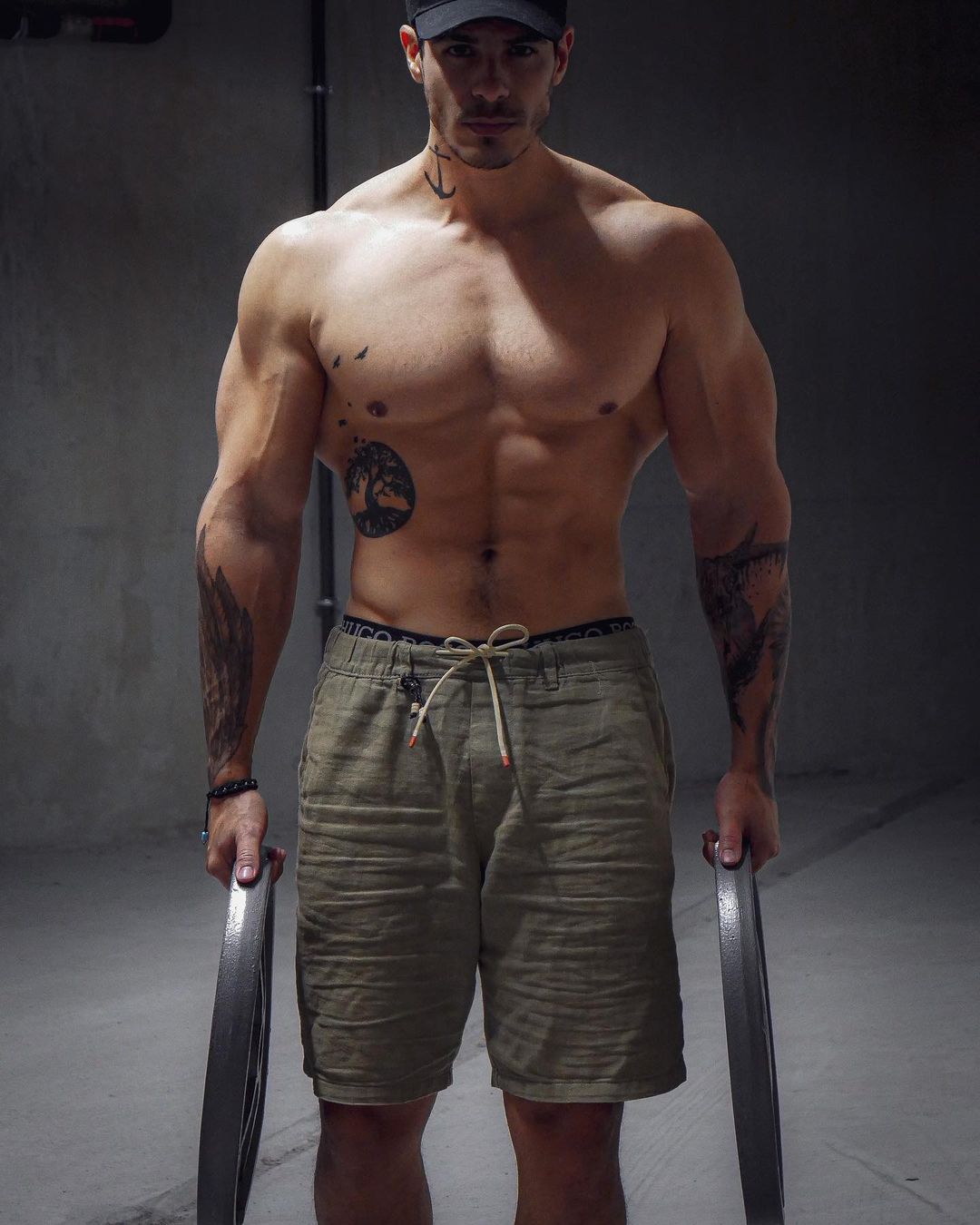 sexy-shirtless-mixed-guy-loic-zine-tattoo-body-wide-shoulders