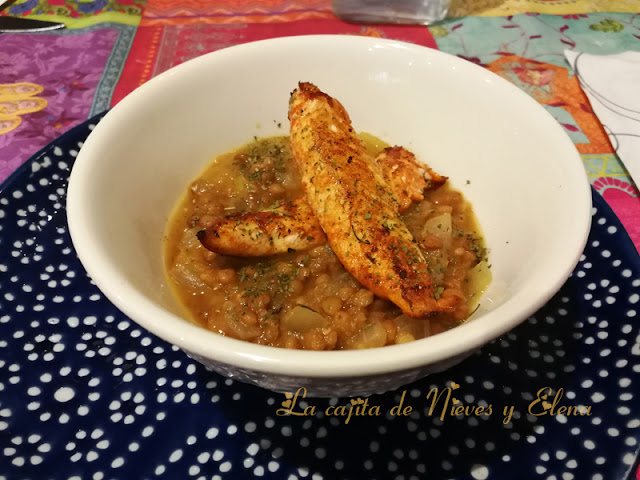 Timbal de lentejas a la oriental con pollo marinado