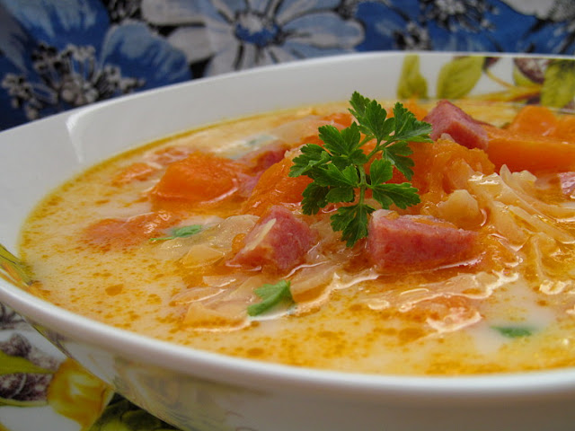 Суп с тыквой, рисом и копчеными колбасками