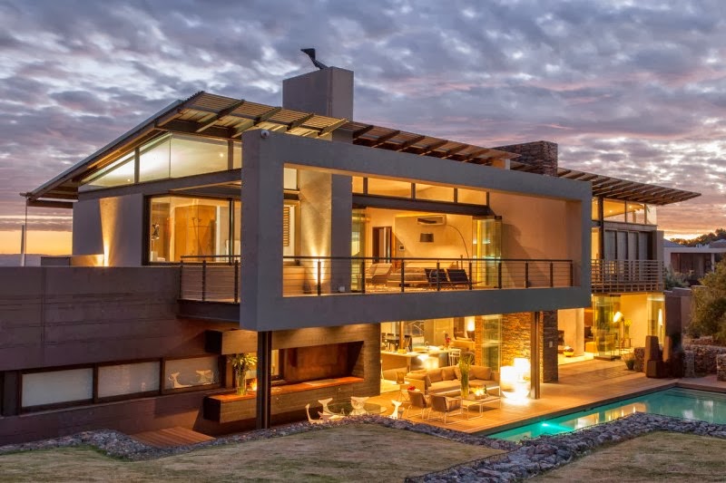 Casa Elegante y Sofisticada con una Mezcla de Materiales y Accesorios