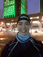 Coureuse souriante, centre-ville de Montréal l'hiver