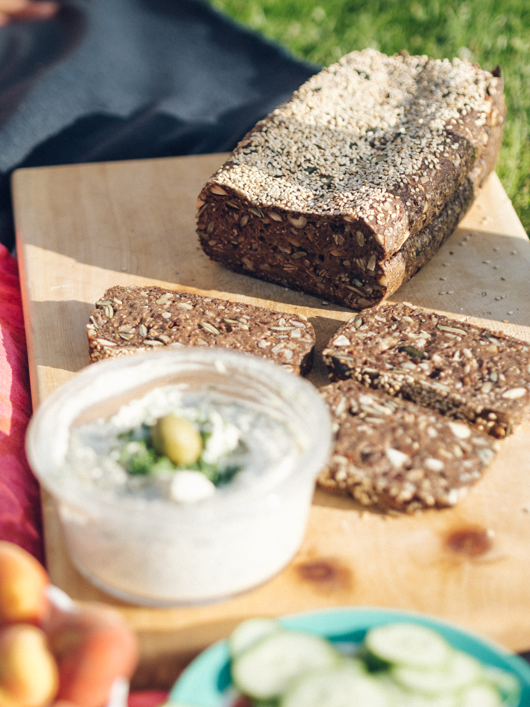picknick im garten: eiweißbrot mit cashew-kräuter-frischkäse und ... picknick im garten: eiweißbrot mit cashew-kräuter-frischkäse und ...