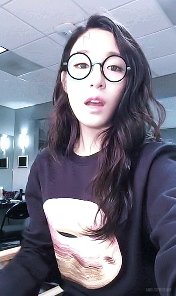 안경 낀 티파니1