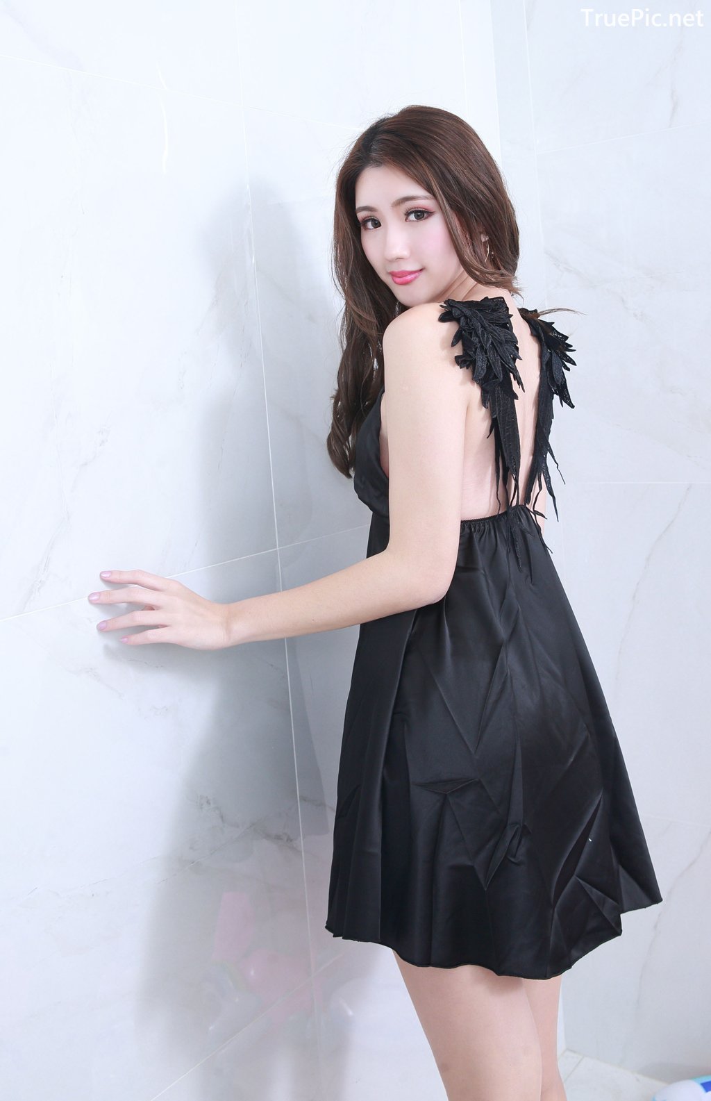 Image-Taiwanese-Model–張倫甄–Charming-Girl-With-Black-Sleep-Dress-TruePic.net- Picture-108