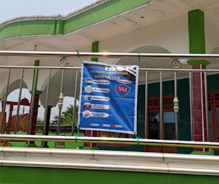 Mahasiswa KKN Pasang Poster Imbauan Patuhi Protokol Kesehatan di Desa Cranggang 1 20211102 050400
