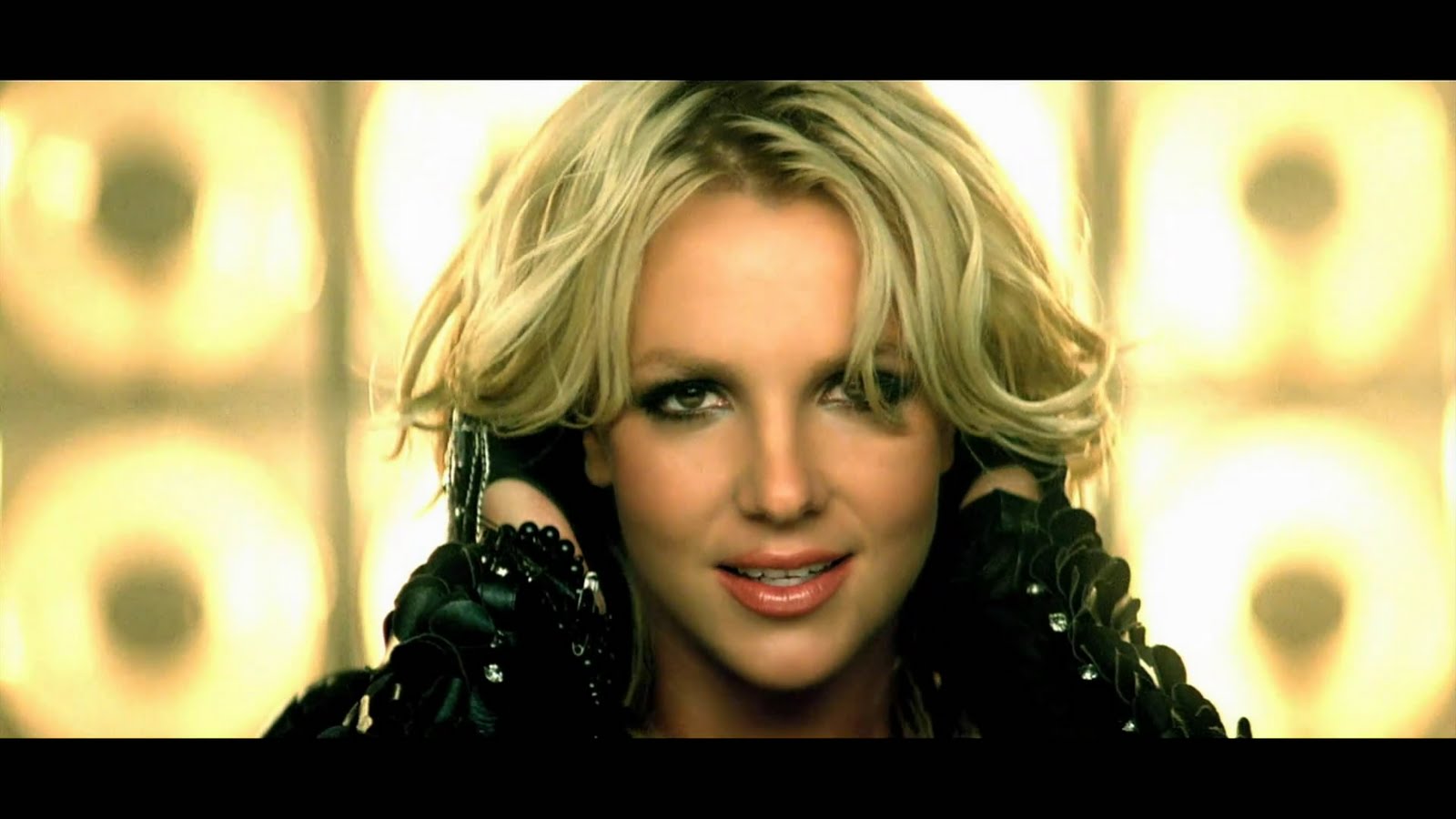 http://1.bp.blogspot.com/-ZzqgwHFPLc8/TnbFlWf7EGI/AAAAAAAADuo/nfOFfb17mHY/s1600/Britney-Spears-Till-The-World-Ends-Mero_mp4_snapshot_01_35_2011_04_07_14_00_14.jpg
