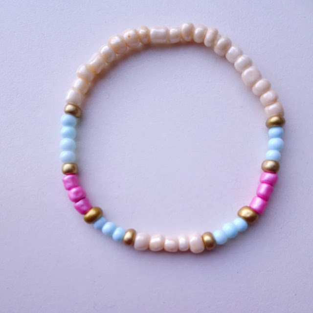 Vrolijke armbandenset met hartjes en letterkralen