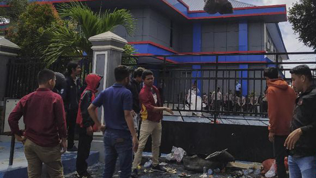 Demo Tolak TKA China di Kendari, Massa Lempari Kantor Imigrasi dengan Sampah Demo Tolak TKA China di Kendari, Massa Lempari Kantor Imigrasi dengan Sampah