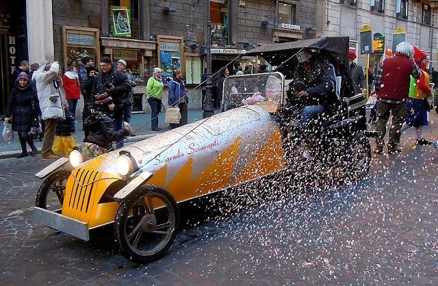 Macchina di Carnevale in Via Nazionale a Roma