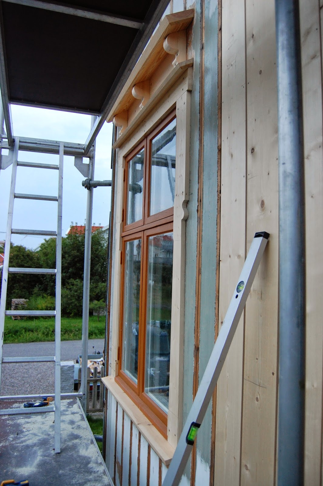 Sommarvägen 4, Öckerö: Nästan klar med fönster foder på norra fasaden