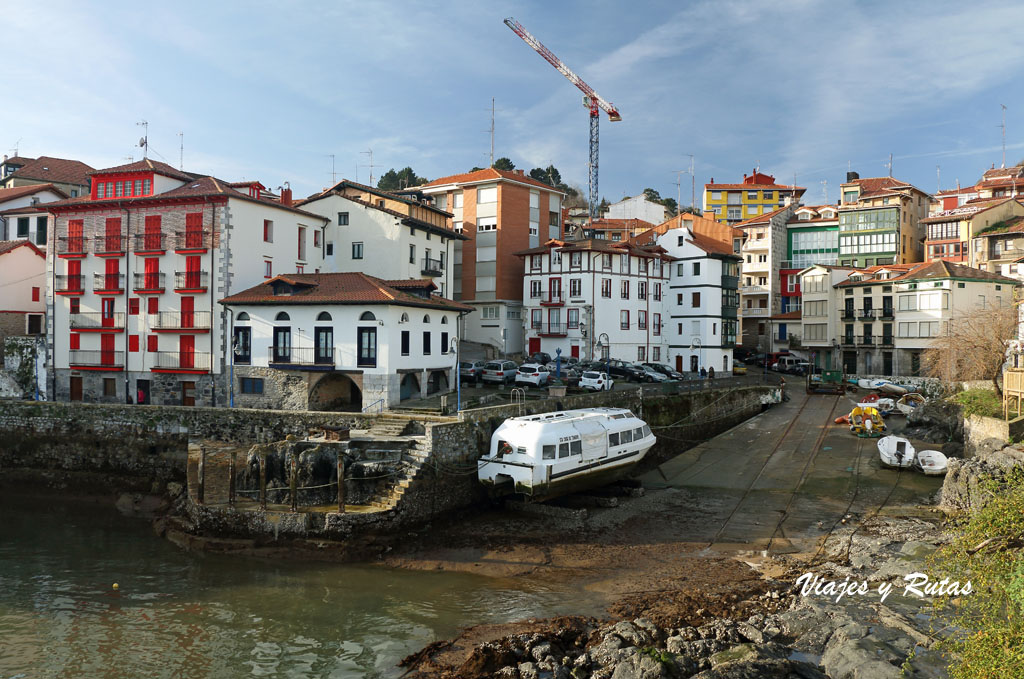 Edificio de la biblioteca en el Puerto de Mundaka