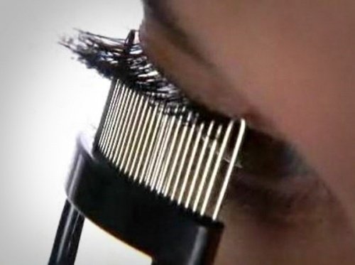 Utilisez un peigne à cils Utilisez un peigne à cils