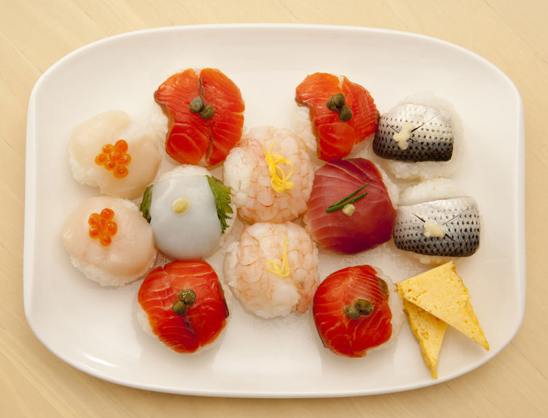 Food around me. Темари суши. Суши Темари креветка. Суши Темари с лососем. Темари еда.