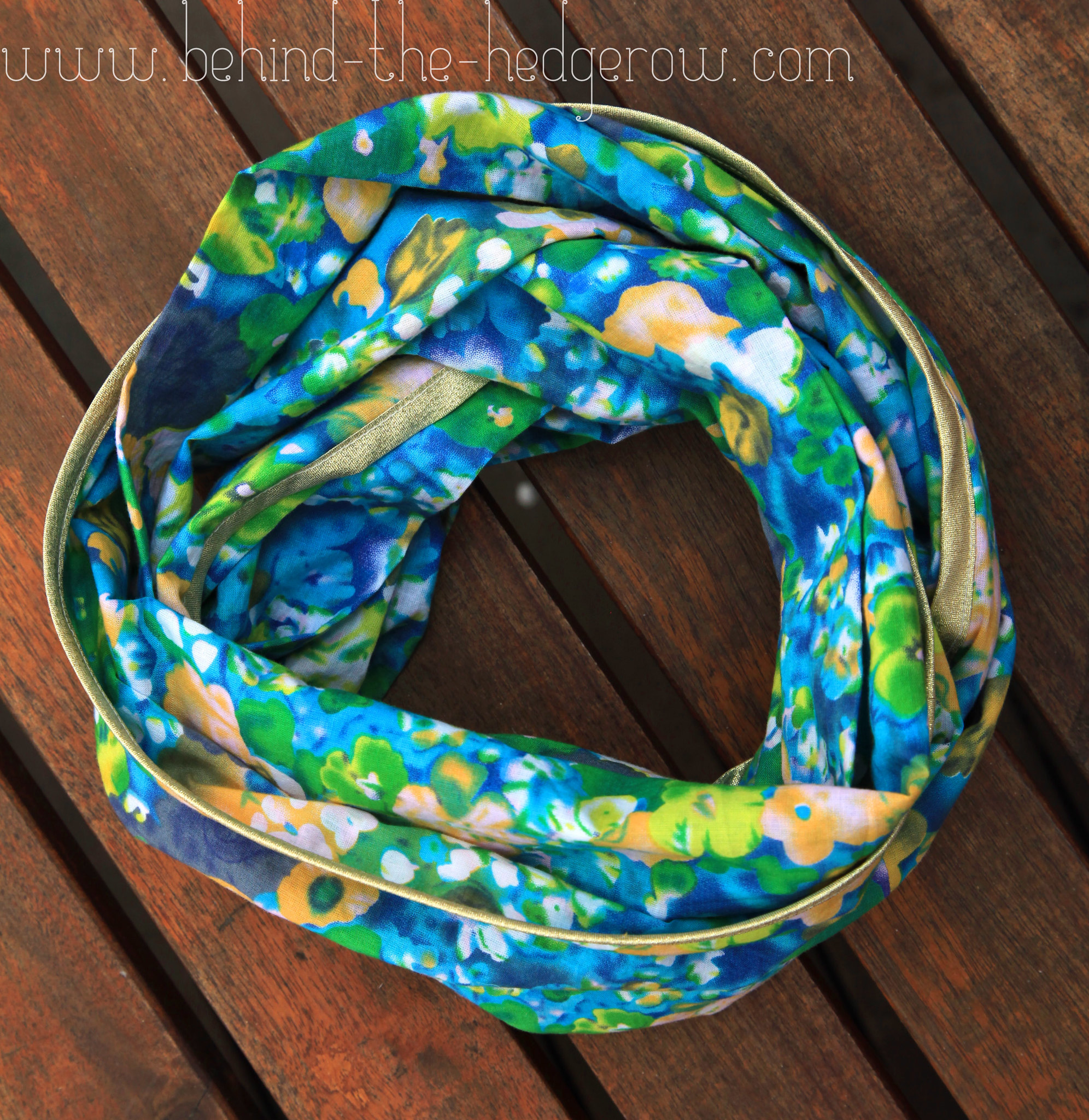 FREE TUTORIAL: Mother’s Day bias-trimmed circle scarf