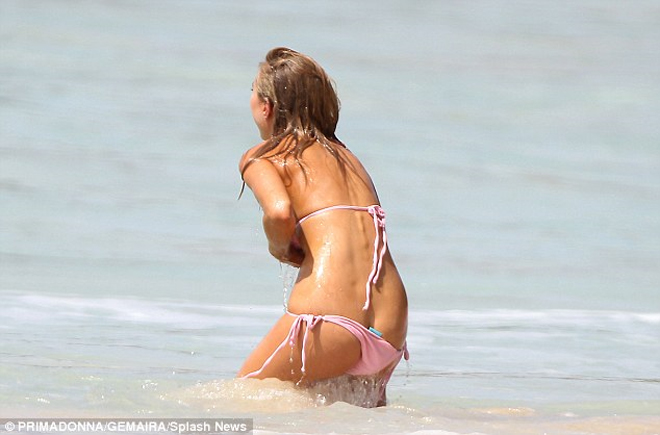 Kimberley Garner In Pink Bikini Revealed Her Asset