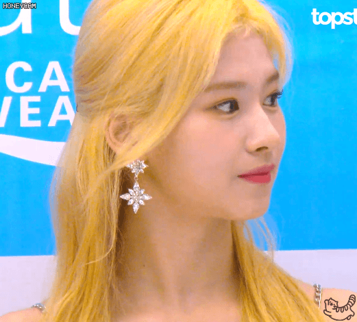 트와이스 사나의 눈부신 미모