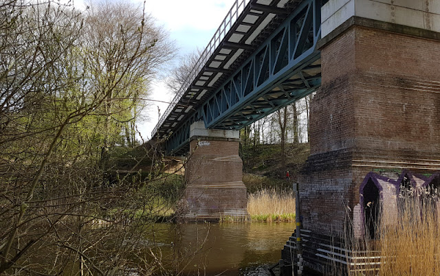 Küsten-Spaziergänge rund um Kiel, Teil 4: Entlang am Ufer der Schwentine. Die Eisenbahnbrücke über den Fluss ist wirklich sehenswert.