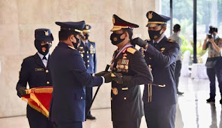 Panglima TNI Marsekal Hadi Tjanjanto Menganugerahi Kapolri Jenderal Idham Azis tiga Bintang 1 IMG 20200729 WA0041