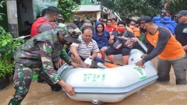 Tulisan FPI di Perahu Relawan Bantu Korban Banjir Dihapus Cat, Munarman: Masih Terlihat
