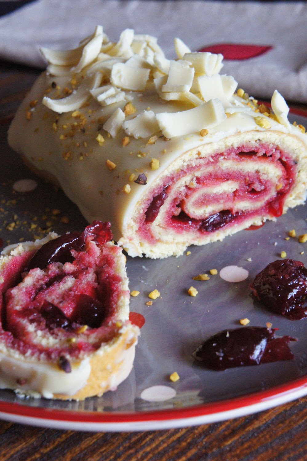 Gâteau roulé à la confiture de cerises et au chocolat blanc