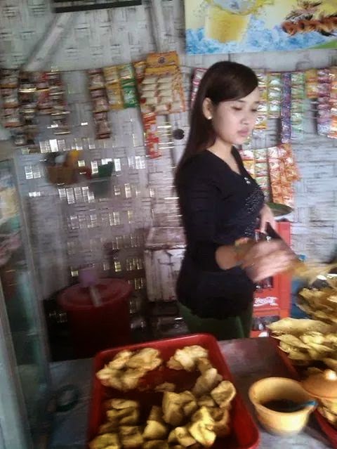 Cewek Cantik Pedagang Warung Kopi