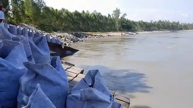 অসময়ে ভাঙছে যমুনা- কাজিপুরে তীর সংরক্ষণ কাজের ৩০ মিটার ধসে গেছে