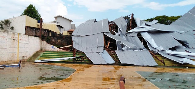 Ventos fortes derrubam cobertura de quadra de esportes em Iretama