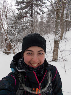 Randonneuse souriante, l'hiver, flocons de neige, mont Sutton Randonneuse souriante, l'hiver, flocons de neige, mont Sutton