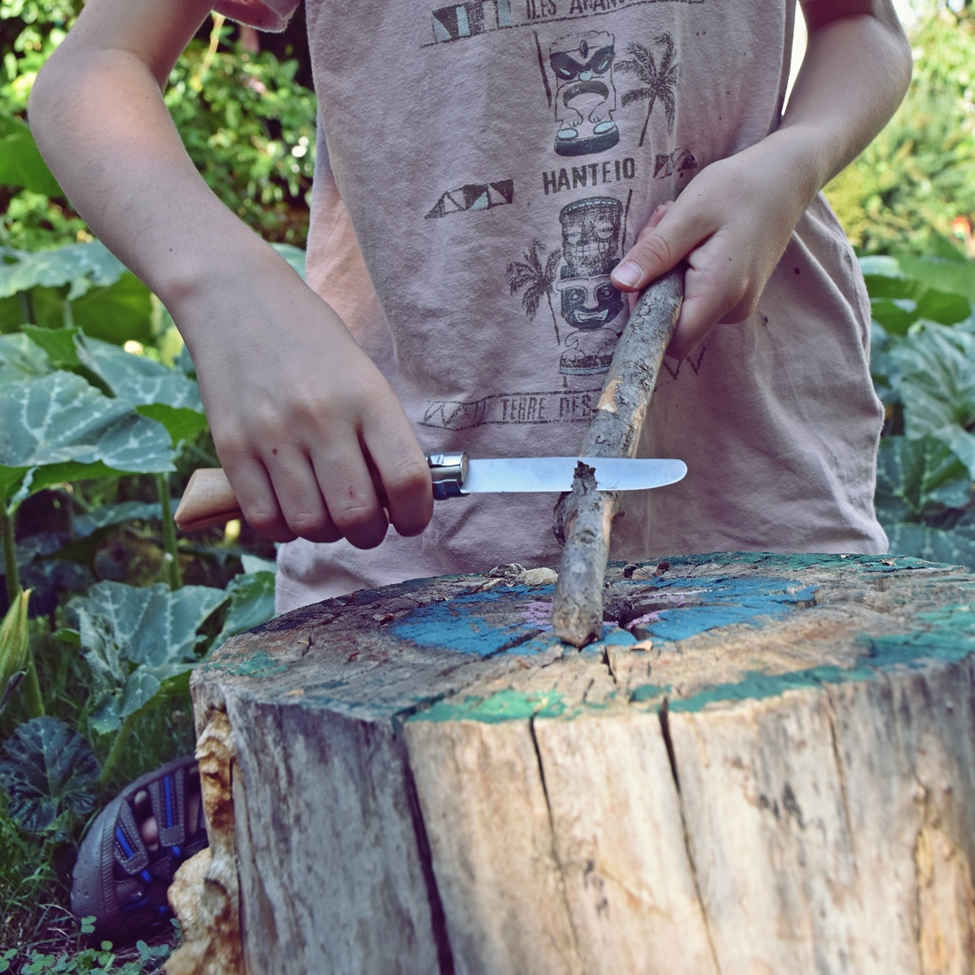 Apprendre à un enfant à se servir d'un couteau de poche - Petit Bivouac