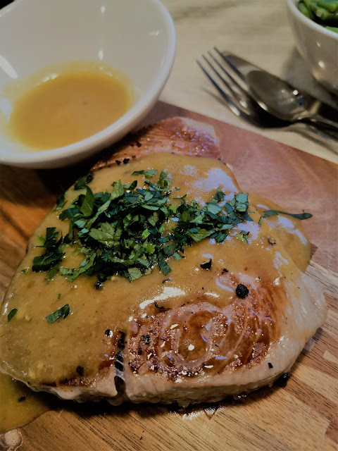 Stek z tuńczyka z sosem musztardowym