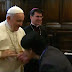 Papa Françesku refuzon të puthet në dorë për shkak të mikrobeve