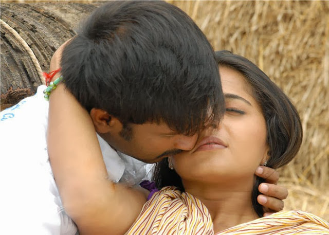 Anushka Shetty Kissing Scene, Anushka Shetty Spicy Photos