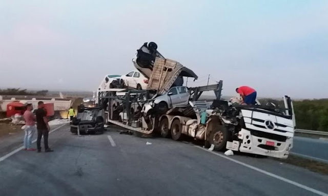 Colisão entre caçamba e caminhão-cegonha deixa feridos na região de Santo Estevão