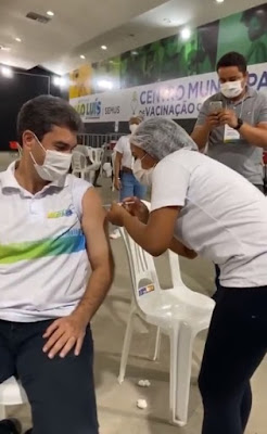 O prefeito da capital surpreendeu ao enfrentar a fila do centro de convenções da UFMA, para receber a primeira dose da vacina contra a covid-19. O gestor fez as mesmas etapas que o cidadão comum precisa cumprir até receber a aplicação do imunizante.