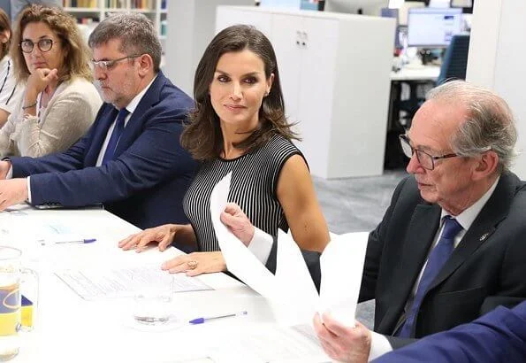 Hugo Boss Franca stretch cotton dress. Queen Letizia wore a cotton dress by Hugo Boss. carried white clutch