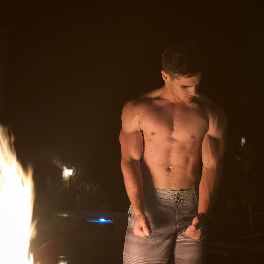 hot-college-bonfire-hunks-strong-beefy-shirtless-body-dudes