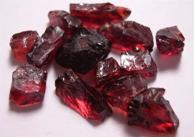 عالم المعادن والاحجار الكريمة: الجارنت Garnet