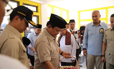 Setelah Keliling Jawa Tengah, Prabowo Sempatkan Diri Berziarah Ke Makam Gubernur Soerjo