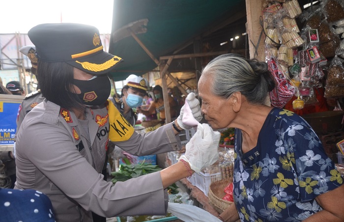 Ingatkan Prokes, Kapolres Karangasem Bagikan 1000 Masker di Pasar Ulakan
