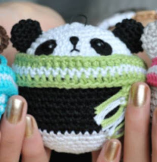 PATRON GRATIS BOLA DE NAVIDAD OSO PANDA AMIGURUMI 47672 🐼