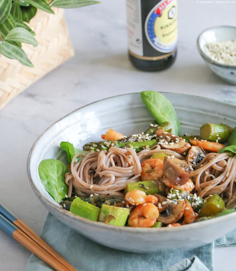 Soba Nudeln mit grünem Spargel & Garnelen 