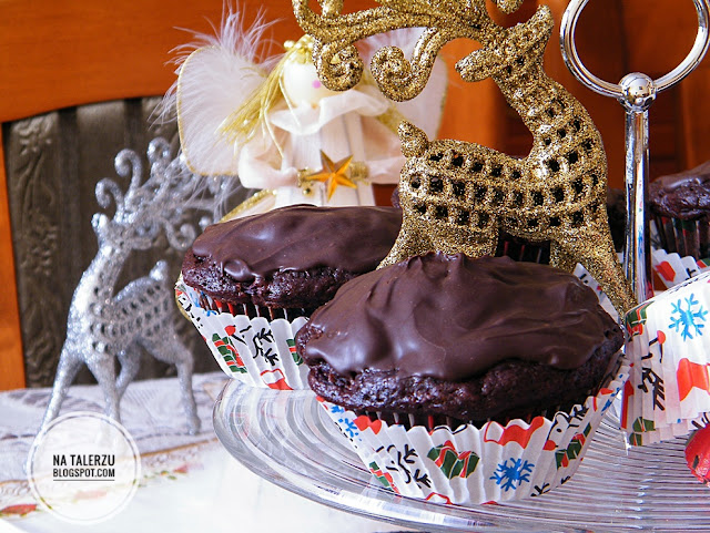 Muffinki czekoladowe z kawałkami czekolady i z wiśniami