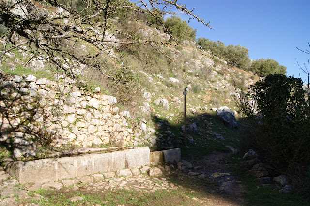 Fuente de la Mora en el sendero del Río Bailón .