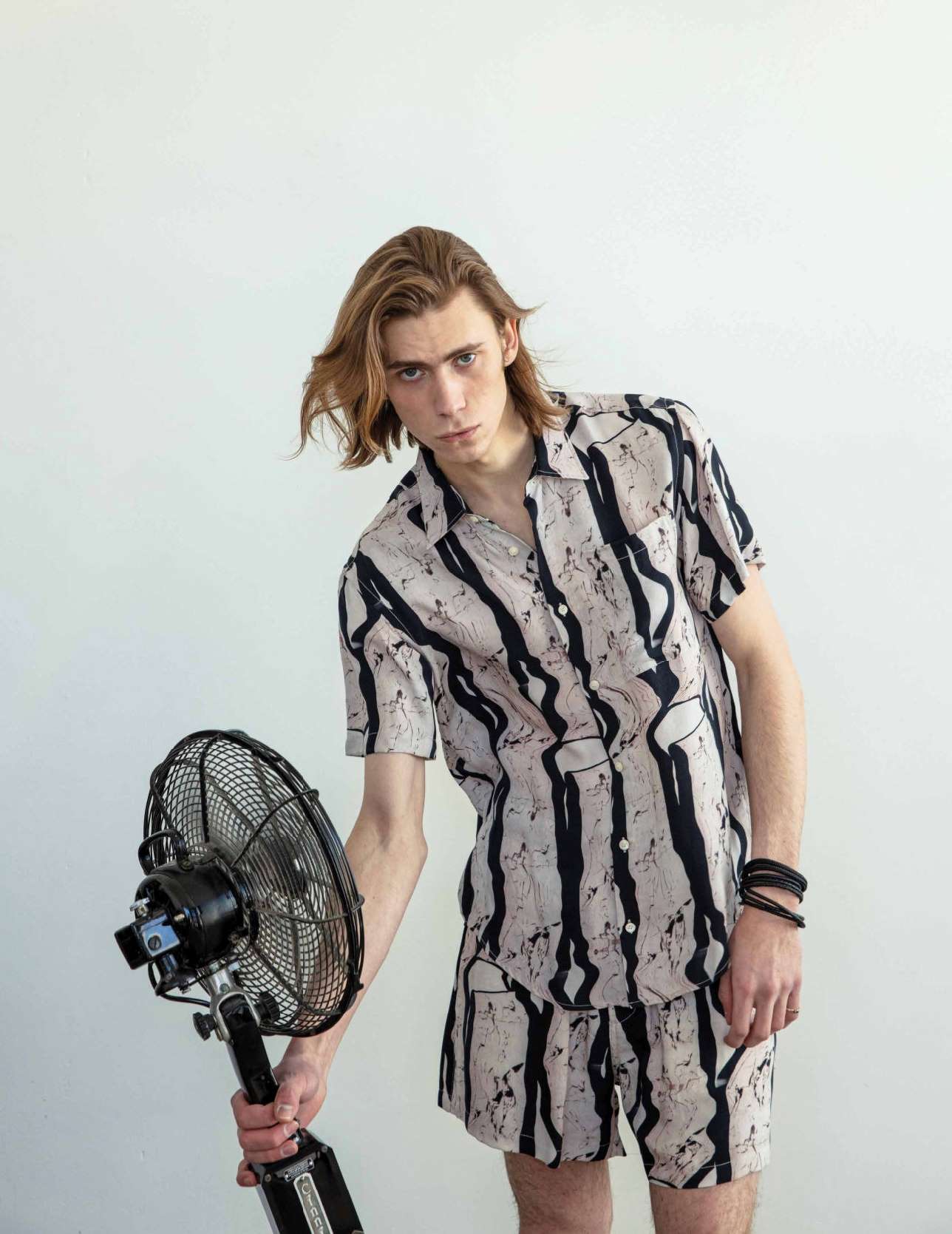 Owen Teague, actor de "The Stand" posa para DA MAN Magazine en fotos de Mitchell Nguyen McCormack